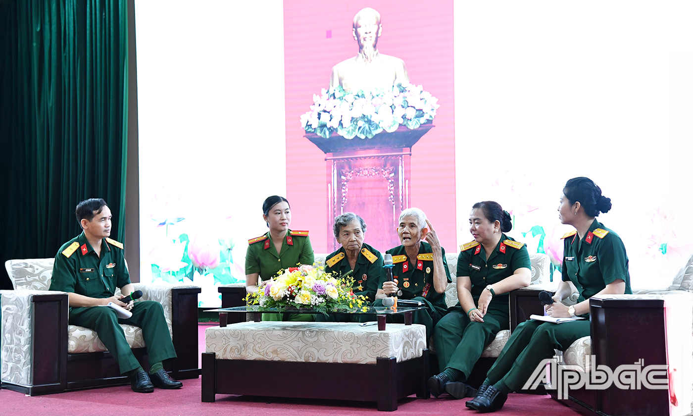 Phụ nữ LLVT tỉnh gặp gỡ, giao lưu và chia sẻ cùng các nữ Anh hùng LLVT nhân dân.