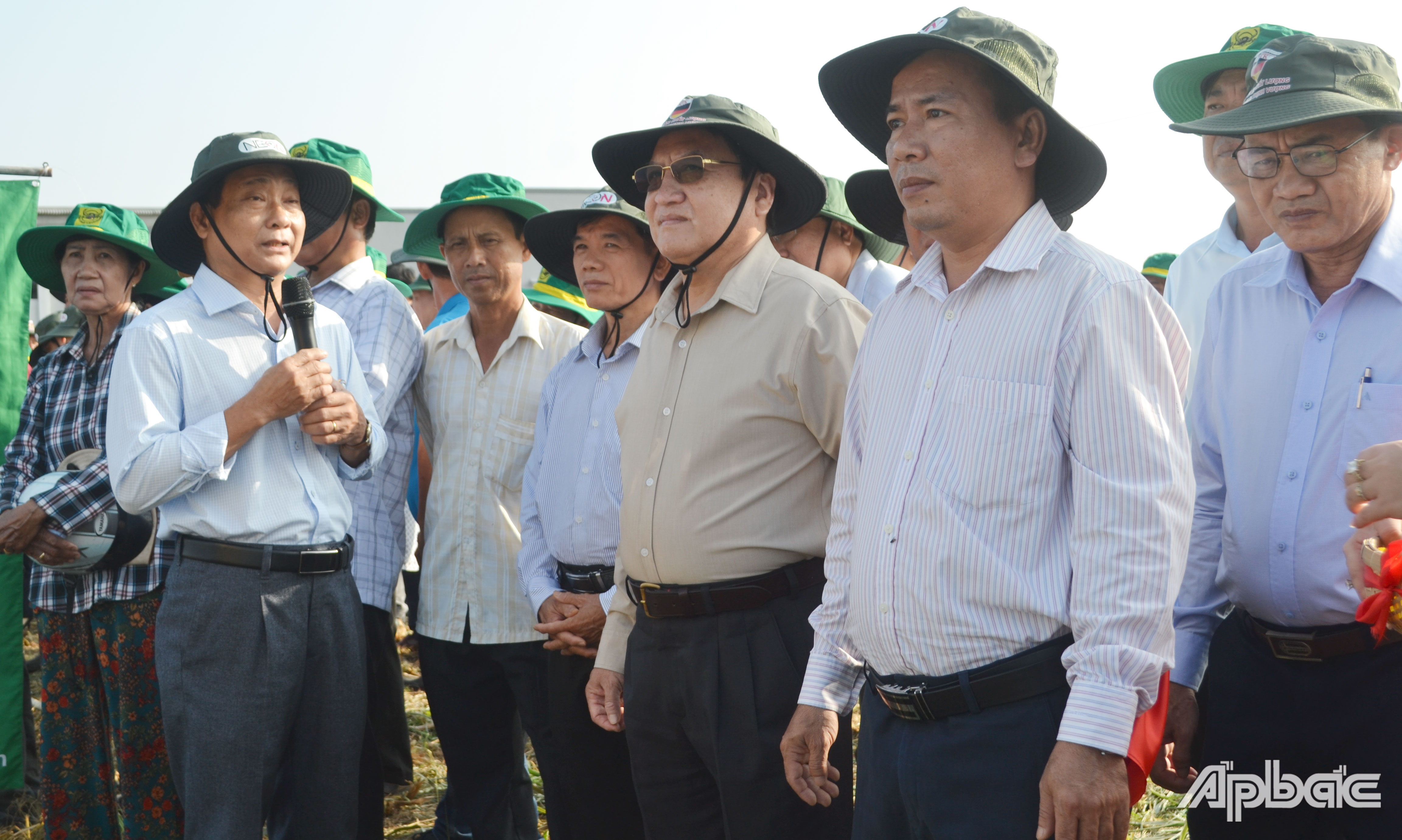 Các đại biểu tham quan mô hình trình diễn tại HTX Nông nghiệp tổng hợp Hòa Thạnh.