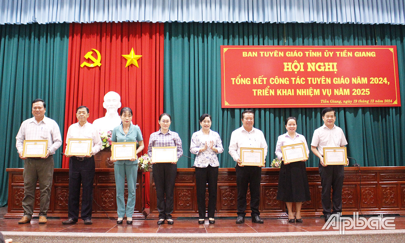 Đồng chí Châu Thị Mỹ Phương, Ủy viên Ban Thường vụ, Chủ tịch Hội đồng nhân dân tỉnh, Trưởng Ban Tuyên giáo Tỉnh ủy Tiền Giang tặng Giấy khen cho 7 đơn vị có thành tích tiêu biểu trong thực hiện công tác tuyên giáo năm 2024.