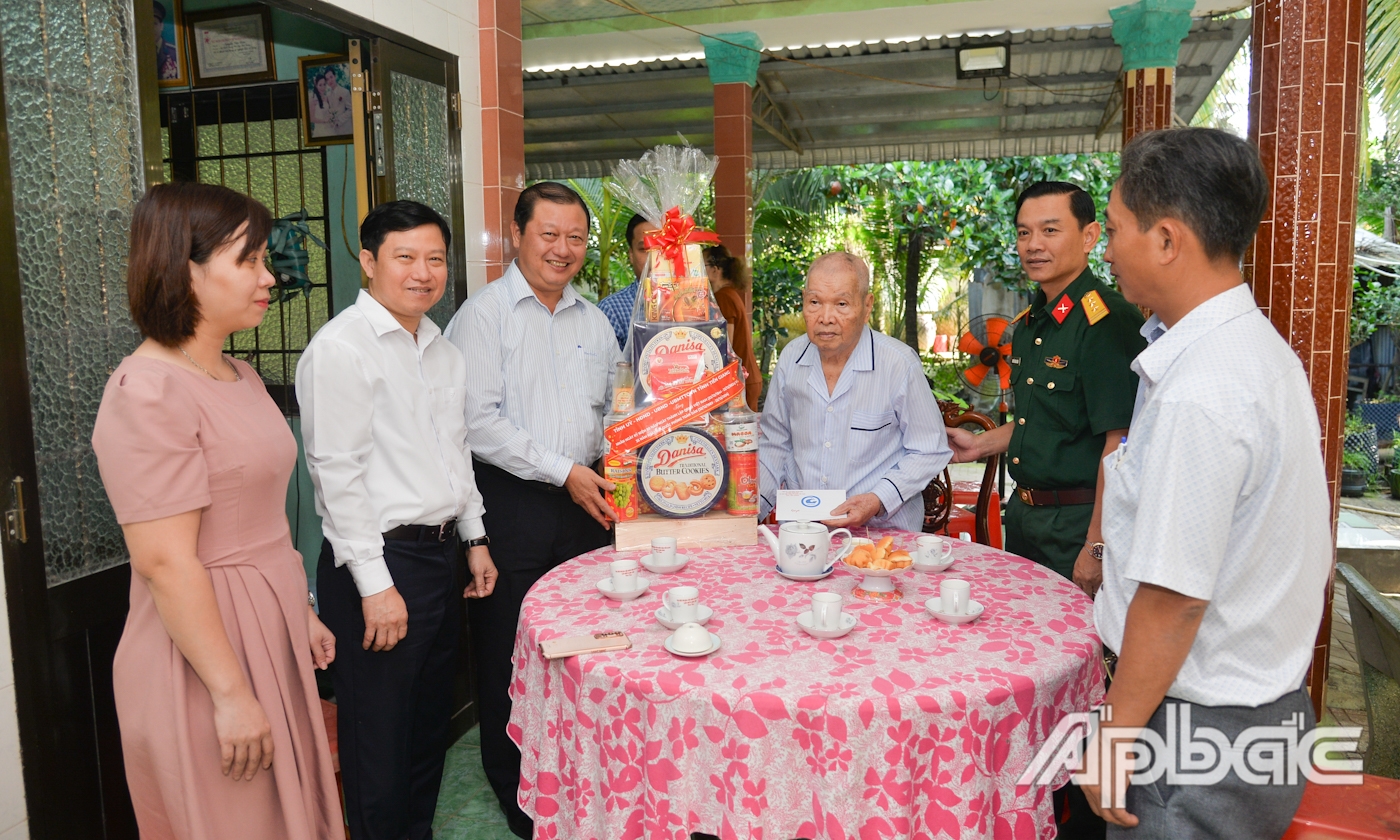 đồng chí Phan Phùng Phú thăm, tặng quà Đại tá Nguyễn Văn Điện, Anh hùng Lực lượng vũ trang nhân dân, nguyên Phó Chỉ huy trưởng Bộ Chỉ huy Quân sự tỉnh Tiền Giang