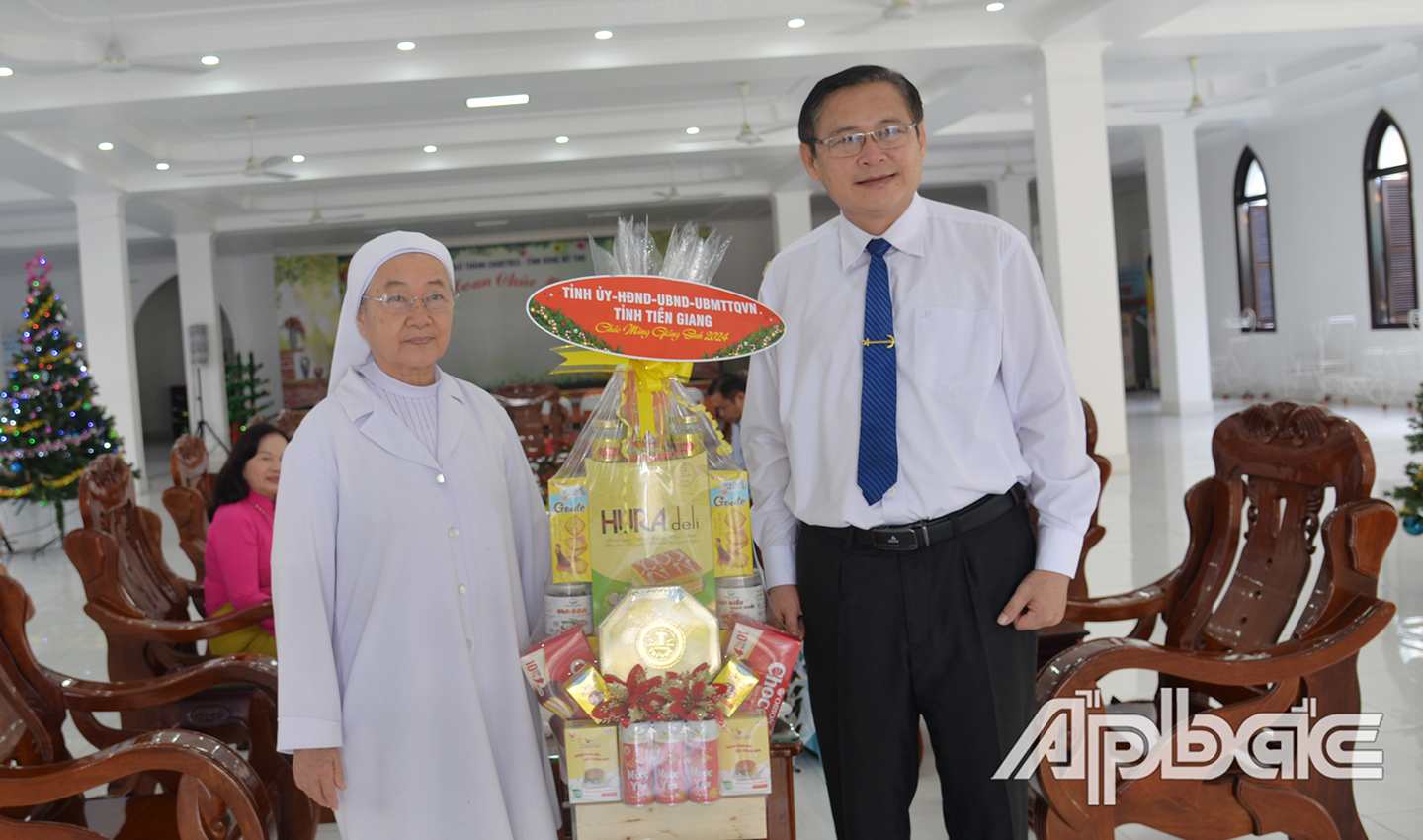 Trưởng Ban Dân vận Tỉnh ủy Đỗ Tấn Hùng tặng quà Giáng sinh đến Giám tĩnh Nguyễn Thị Thu Ba