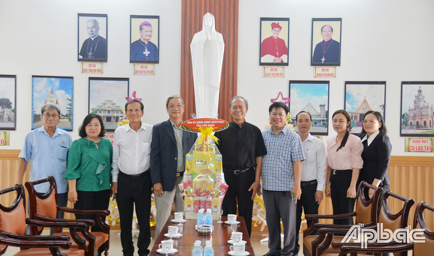 Đoàn công tác đã đếnTrung tâm Mục vụ Giáo phận Mỹ Tho chúc mừng và trao quà Giáng sinh đến Linh mục 