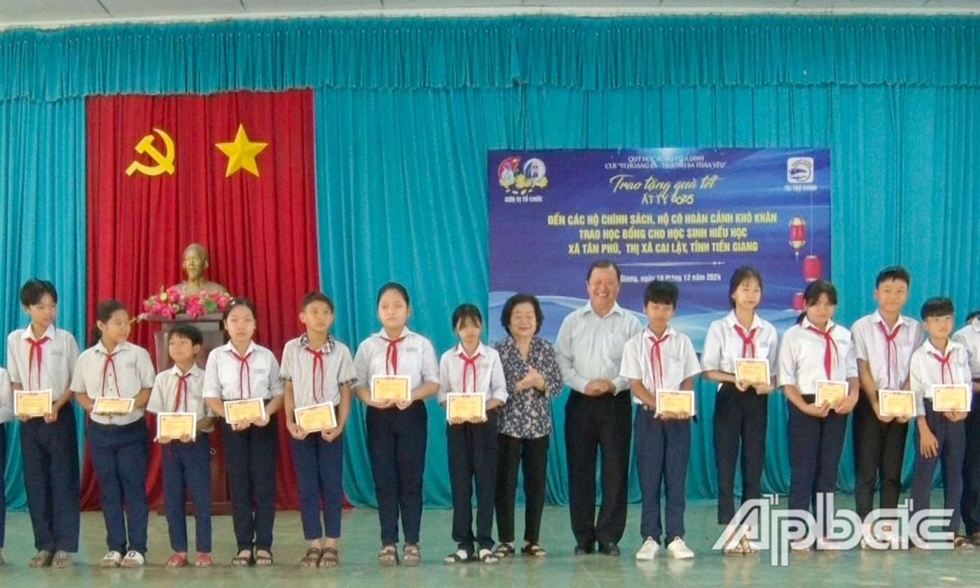 Nguyên Phó Chủ tịch nước Trương Mỹ Hoa và đồng chí Phan Phùng Phú trao học bổng cho học sinh có hoàn cảnh khó khăn.