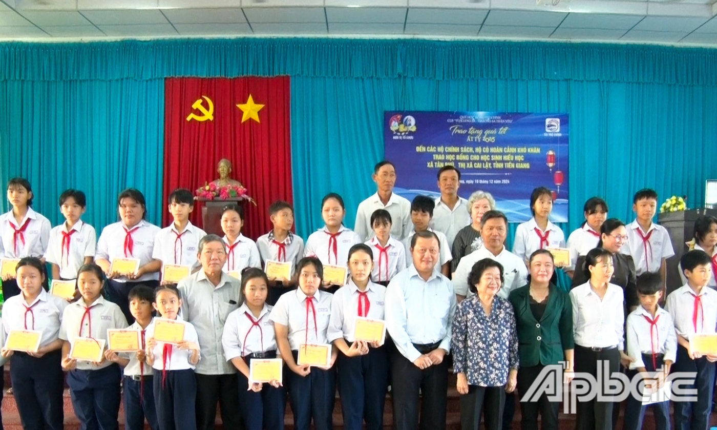 Đại biểu chụp ảnh lưu niệm.