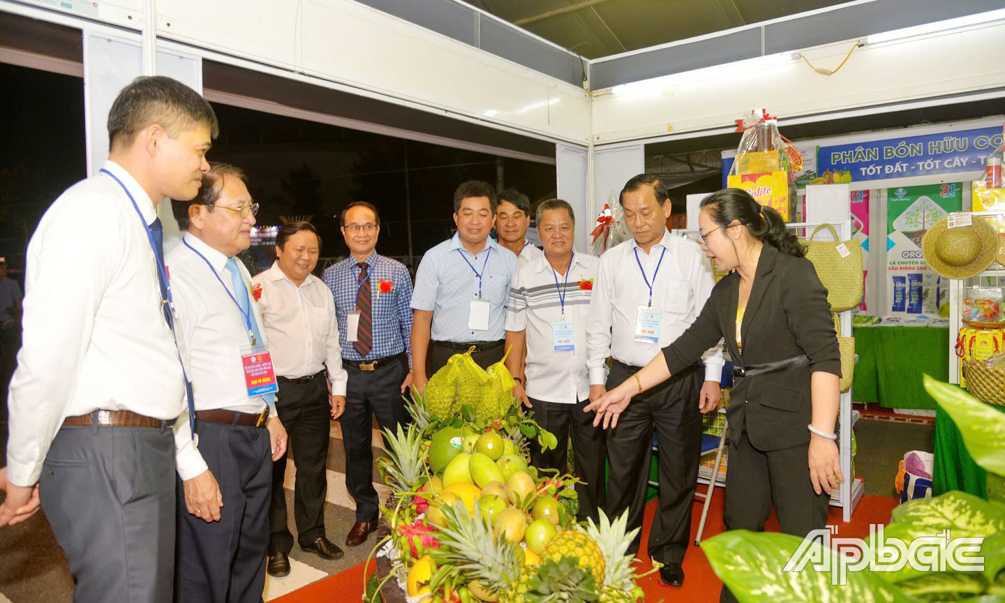 Đại biểu tham quan gian hàng trưng bày sản phẩm nông sản của Hội Nông dân tỉnh Tiền Giang tại Hội chợ.                                                                                                                                                             Ảnh: VĂN THẢO