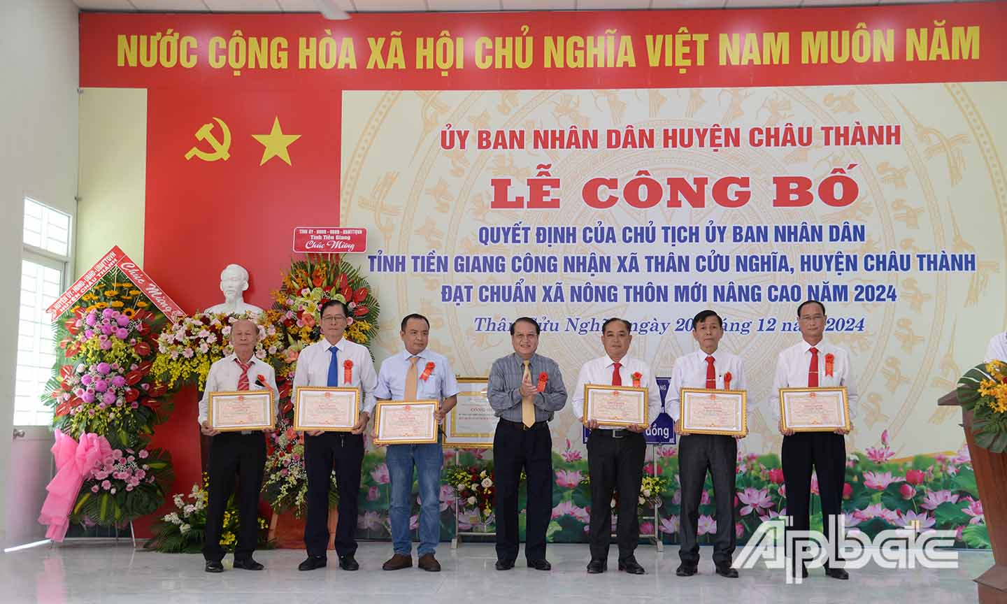 Đồng chí Phạm Văn Trọng trao bằng khen của Chủ tich UBND tỉnh cho các cá nhân có thành tích xuất sắc trong xây dựng xã Thân Cửu Nghĩa đạt chuẩn NTM nâng cao.