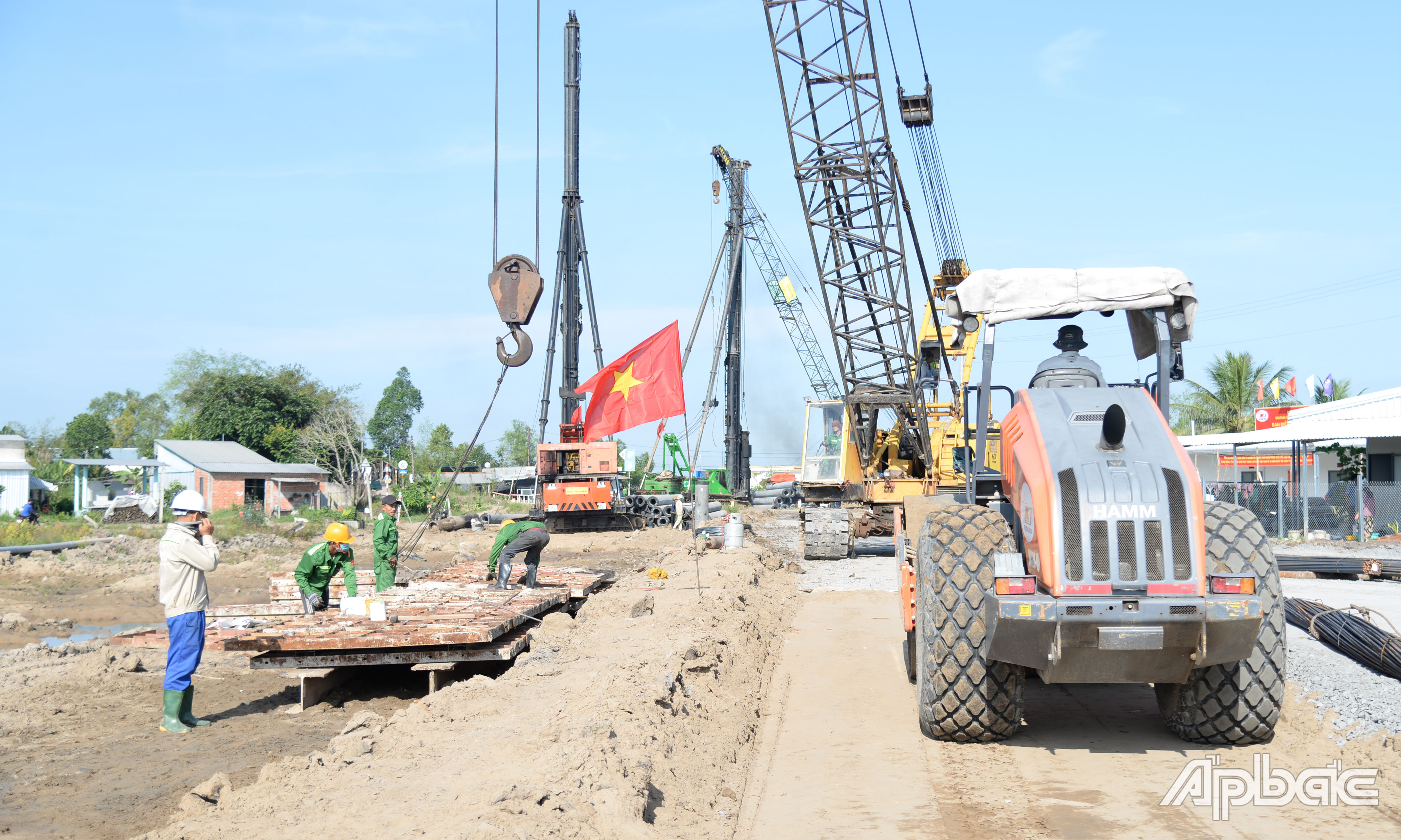 Không khí khẩn trương trên công trường.