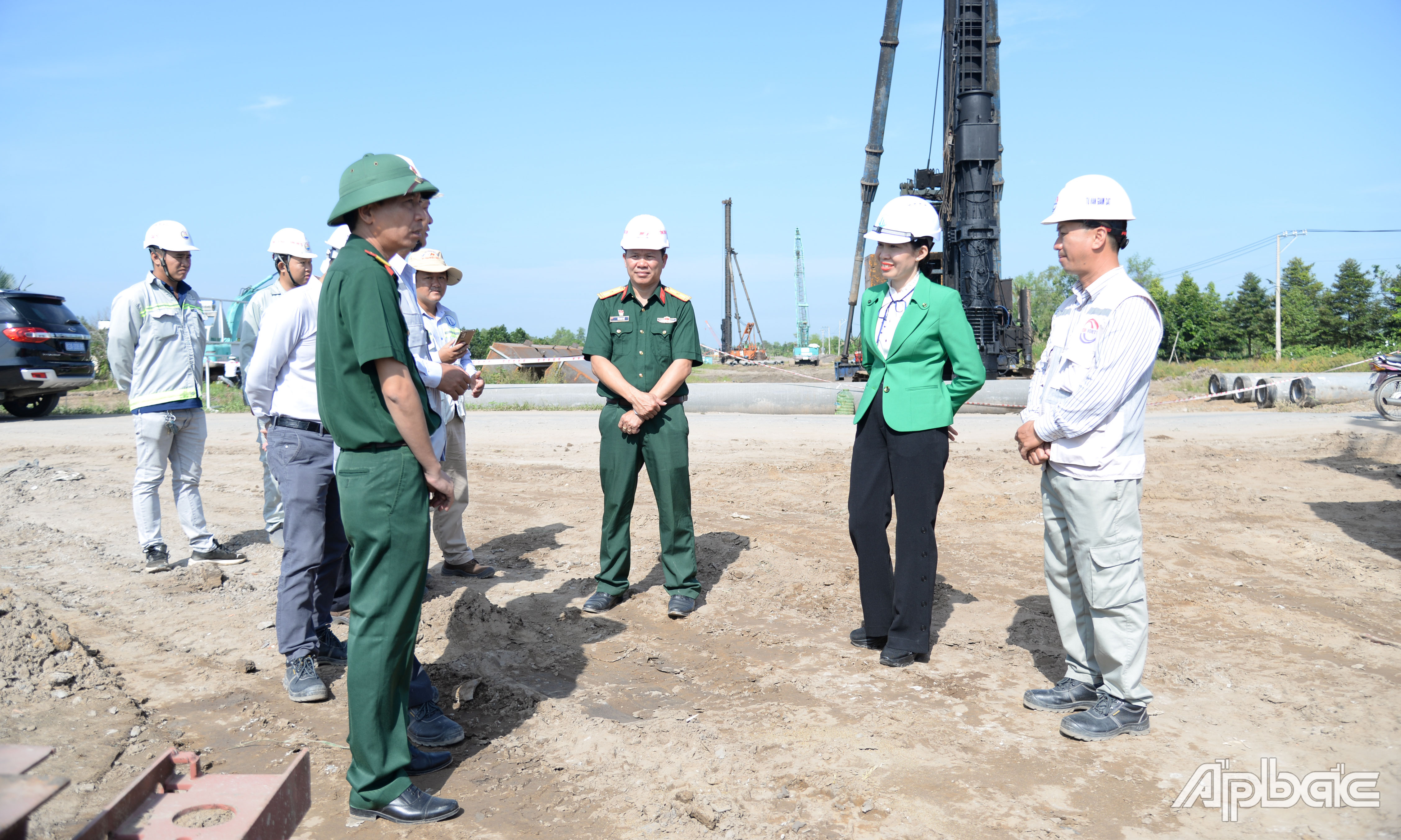 Đồng chí Nguyễn Thị Thanh Phương kiểm tra tiến độ dự án tại cầu Rạch Ruộng.