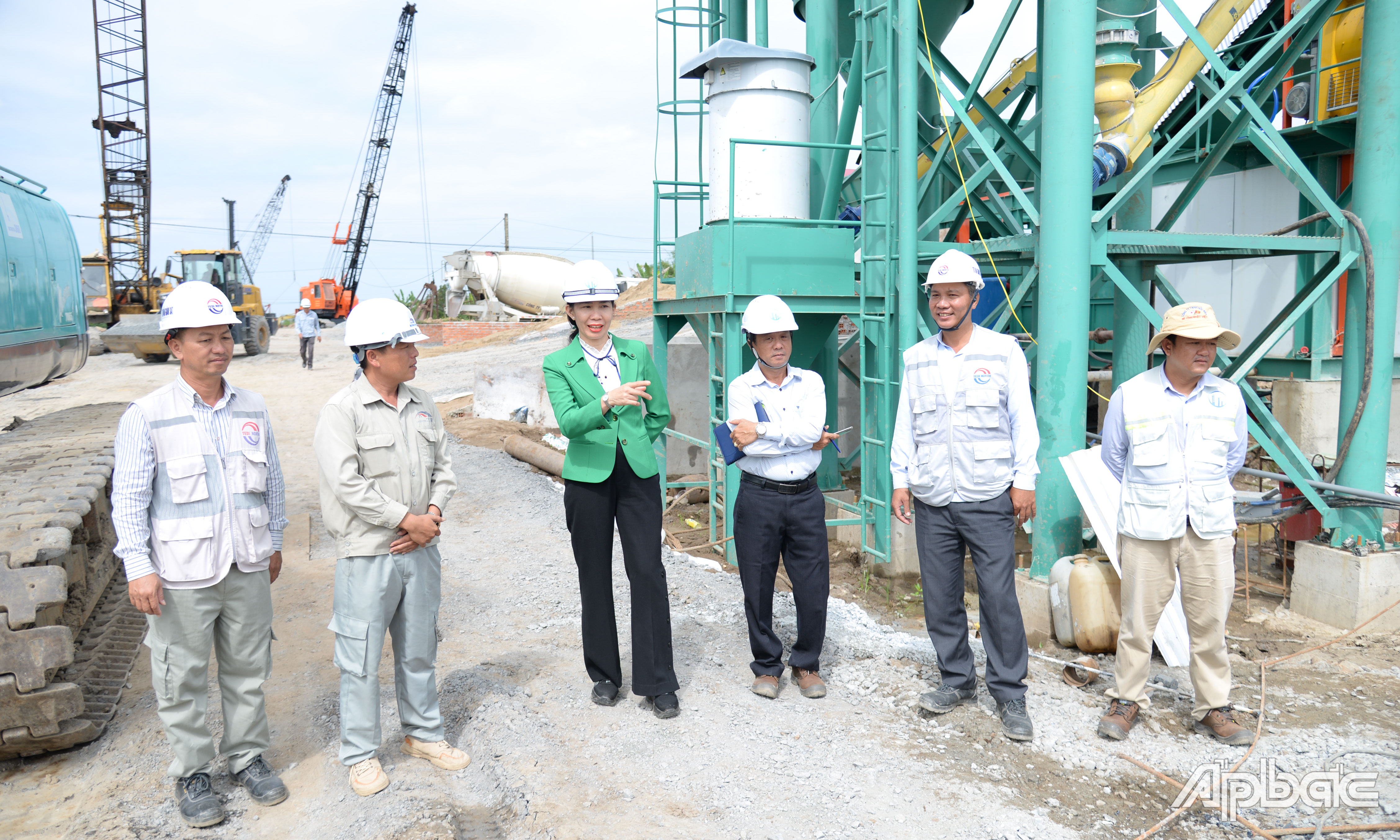Đồng chí Nguyễn Thị Thanh Phương kiểm tra tiến độ dự án tại cầu Rạch Đào.