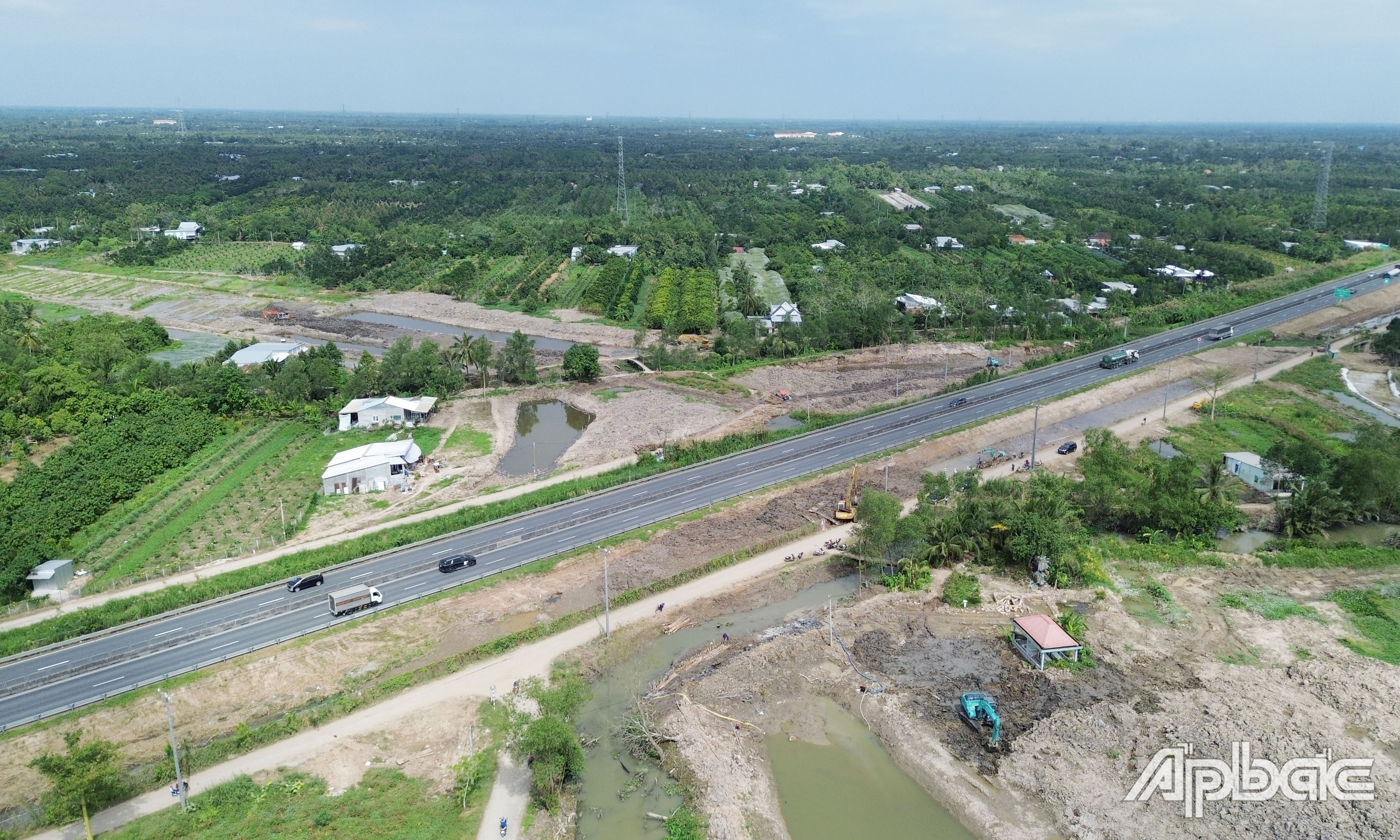 Thi công nút giao cao tốc Cao Lãnh - An Hữu và cao tốc Trung Lương - Mỹ Thuận.