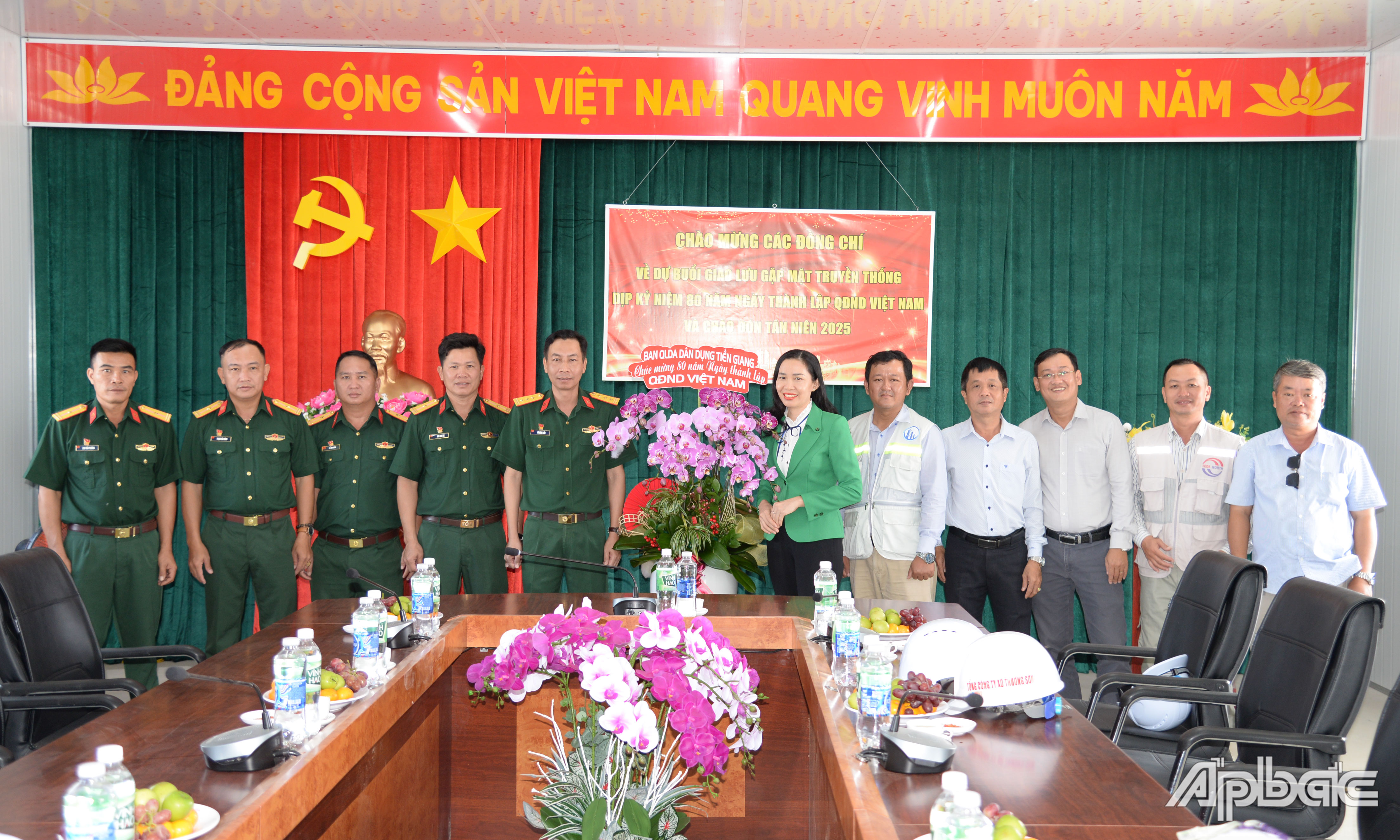 Đồng chí Nguyễn Thị Thanh Phương thăm, tặng quà cán bộ, nhân viên Ban Điều hành Trường Sơn 11.