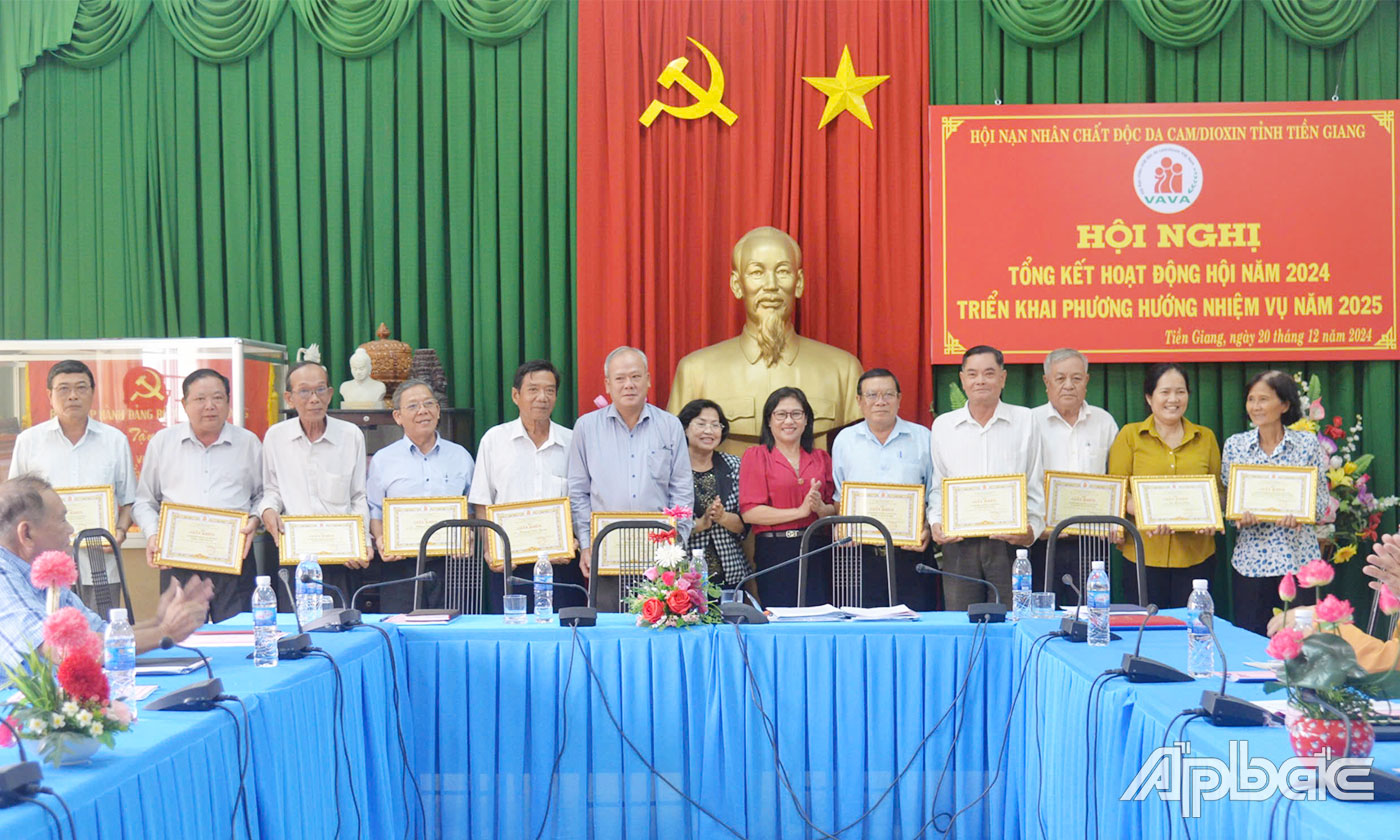 Cá nhân và tập thể nhận Giấy khen của Hội Nạn nhân chất độc da cam/dioxin tỉnh Tiền Giang