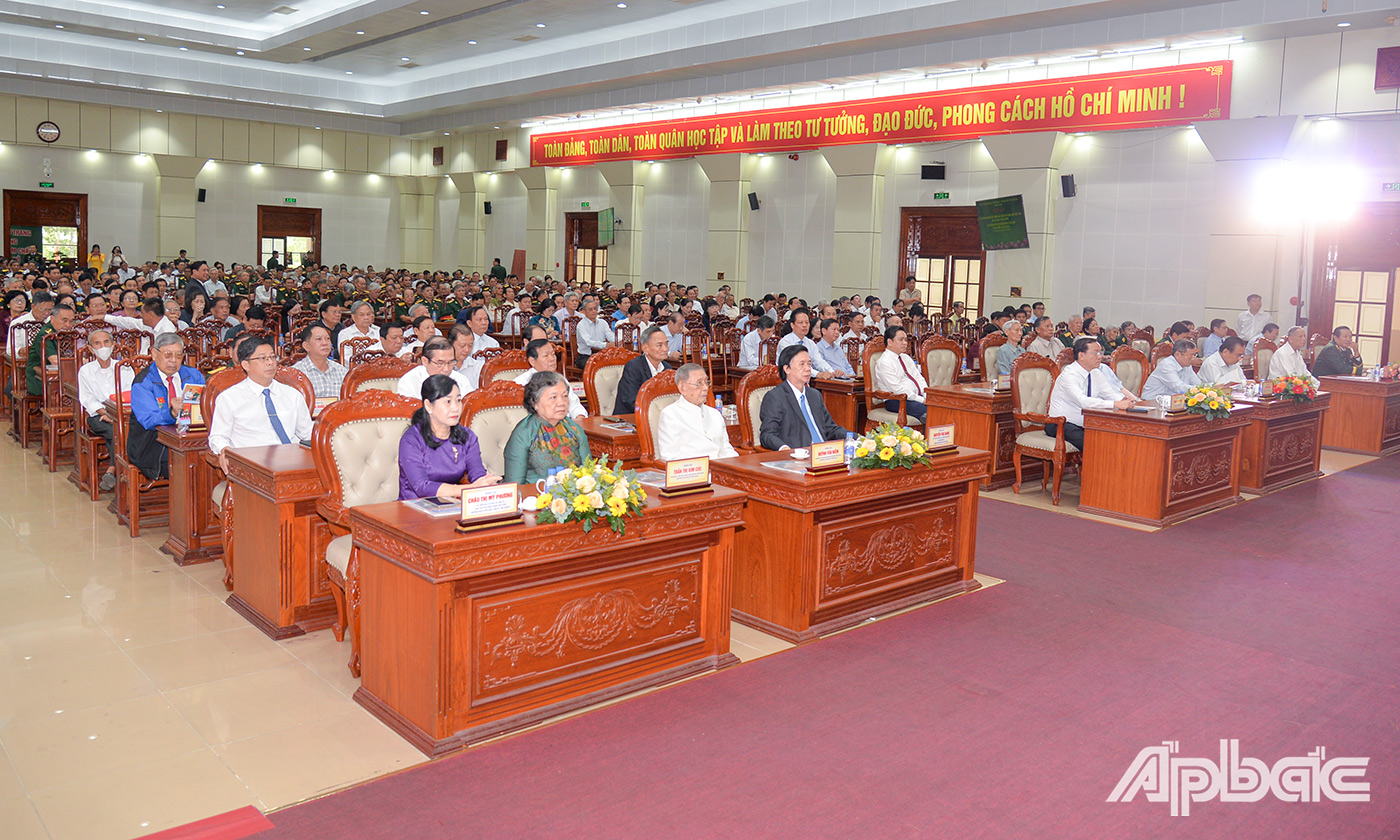 Đại biểu tham dự buổi họp mặt.