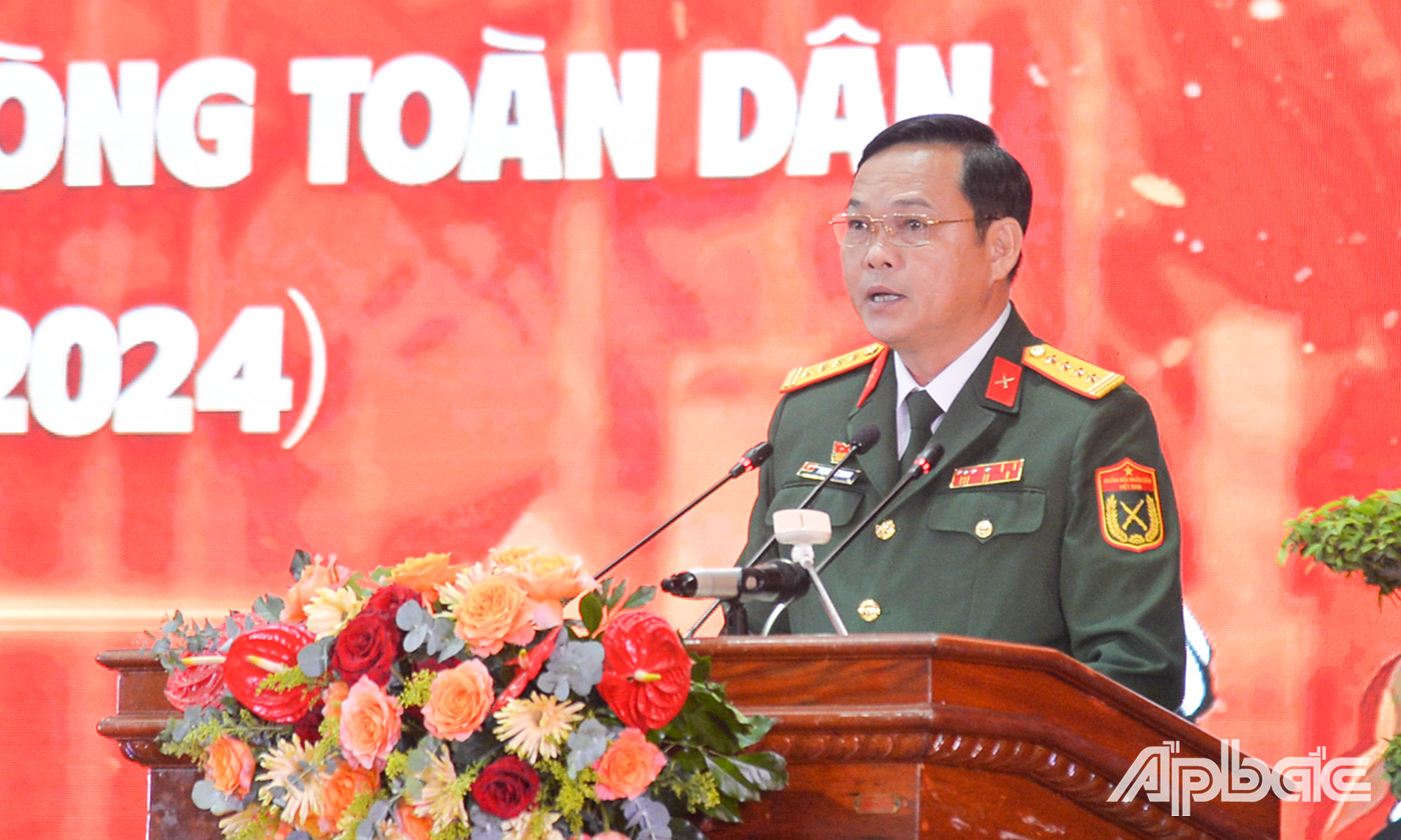 Đại tá Phạm Văn Thanh, Ủy viên Ban Thường vụ Tỉnh ủy, Chỉ huy trưởng Bộ Chỉ huy Quân sự tỉnh đọc diễn văn ôn lại truyền thống. 
