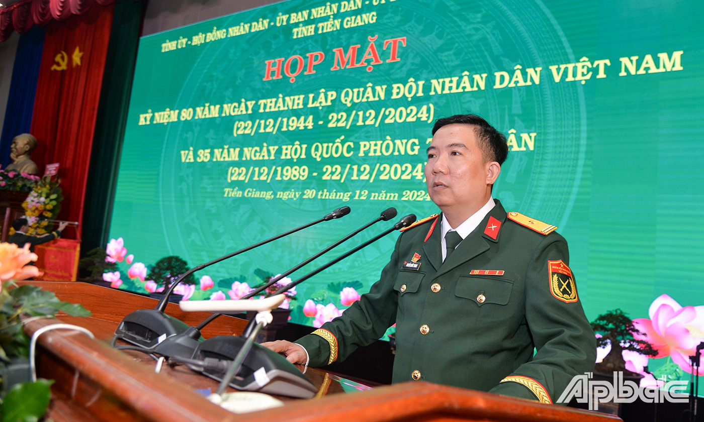 Thiếu tá Nguyễn Quốc Thanh, Trưởng Ban Tuyên huấn, Phòng Chính trị, Bộ Chỉ huy Quân sự tỉnh đại diện sĩ quan trẻ tỉnh nhà phát biểu tại buổi họp mặt.