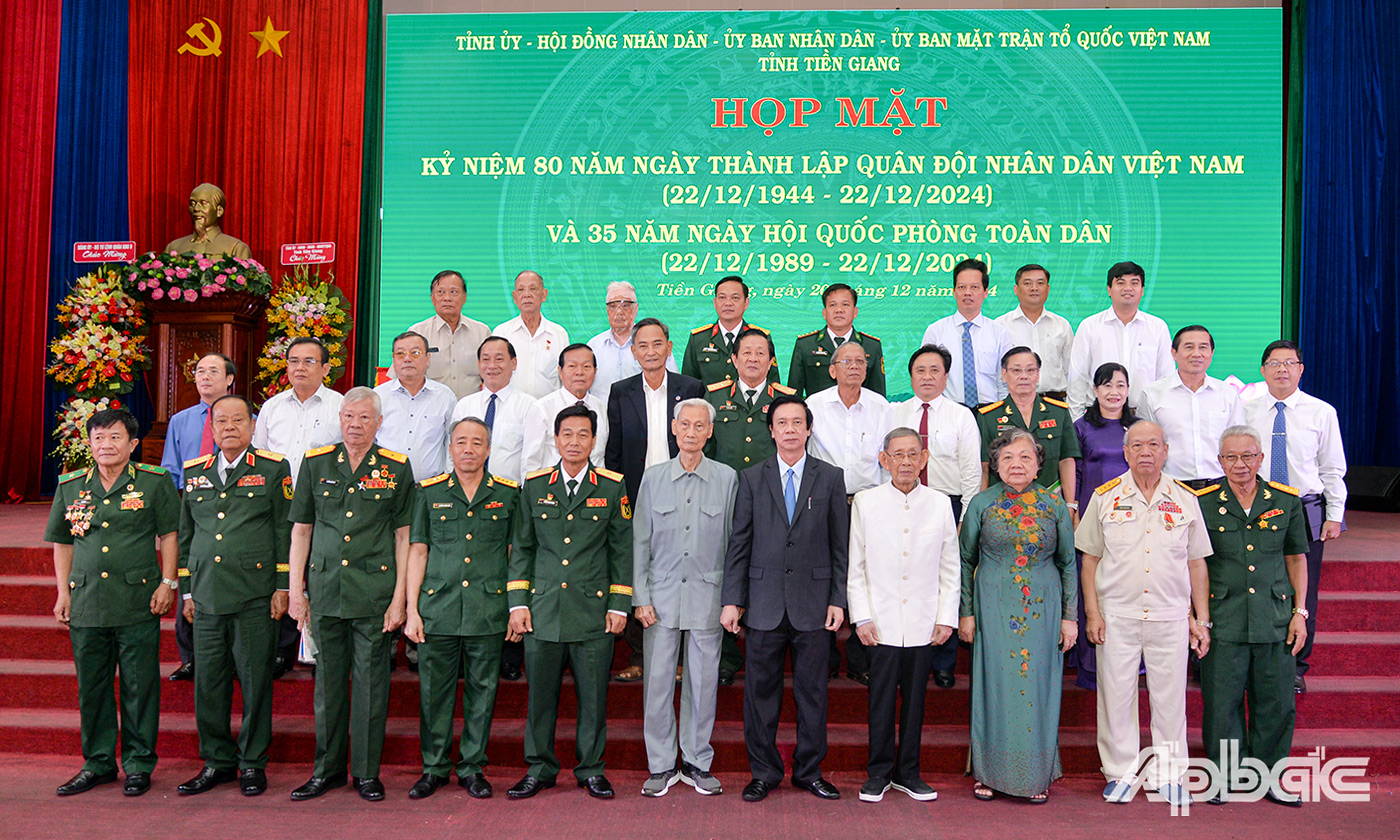Đại biểu dự họp ảnh chụp ảnh lưu niệm.