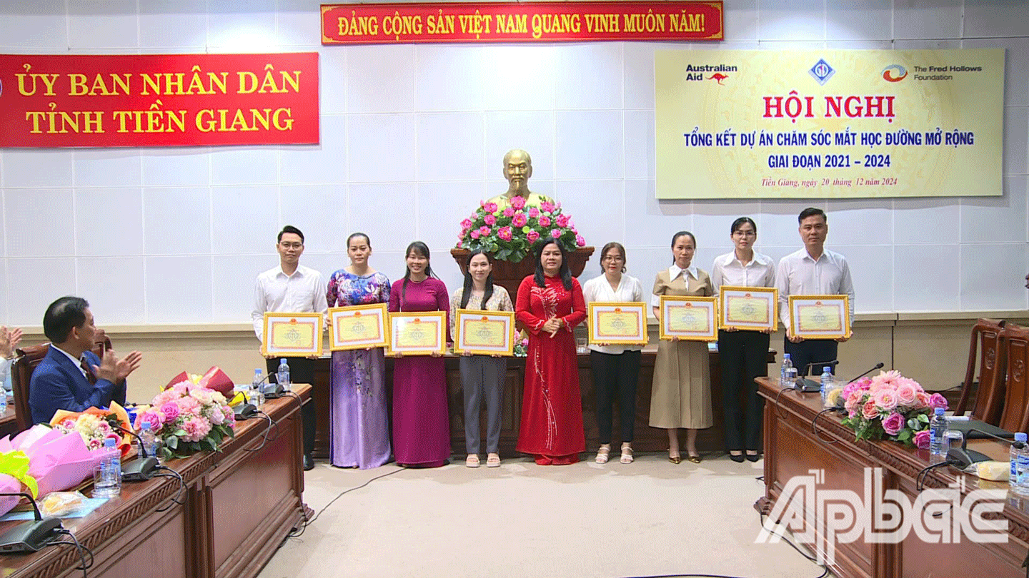 Phó Giám đốc Sở GD-ĐT Huỳnh Thị Phượng trao Gi ấy khen của Sở GD-ĐT cho các tập thể, cá nhân. 