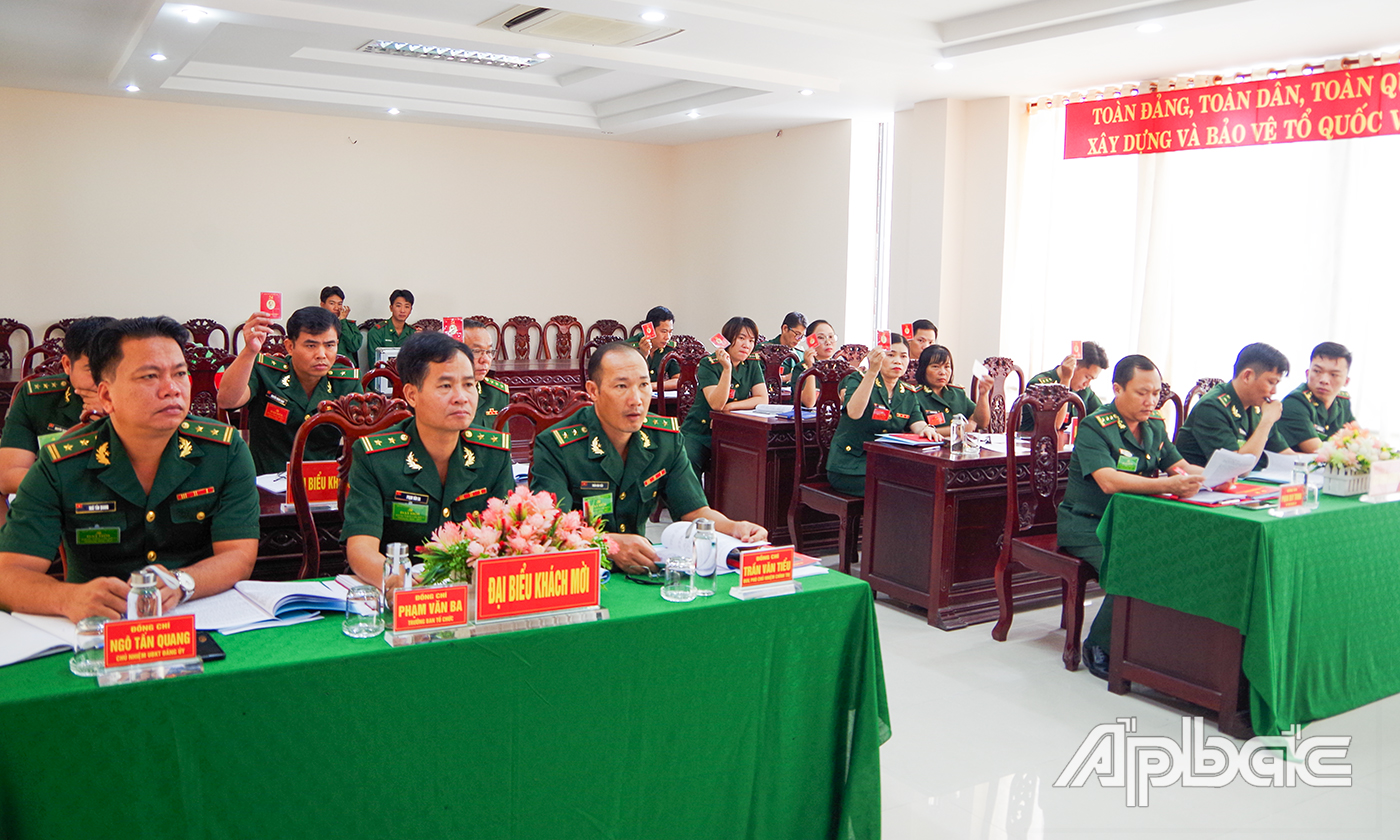 Đảng viên Chi bộ 3, Đảng bộ cơ sở Phòng Tham mưu biểu quyết thông qua Nghị quyết nhiệm kỳ 2024 - 2027.