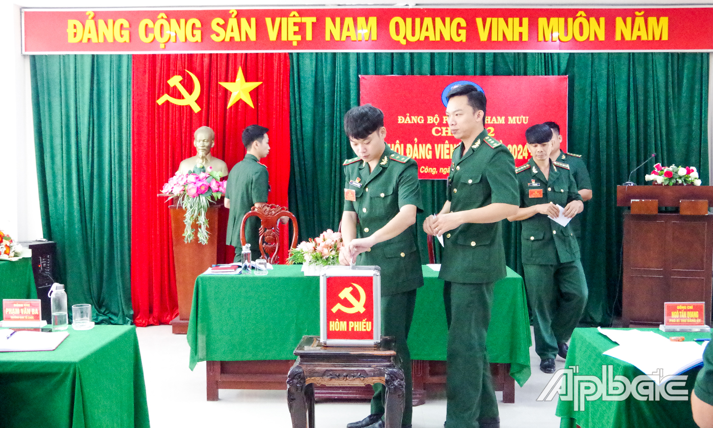 Đảng viên Chi bộ 2, Đảng bộ cơ sở Phòng Tham mưu bỏ phiếu bầu cấp ủy mới nhiệm kỳ 2024-2027.