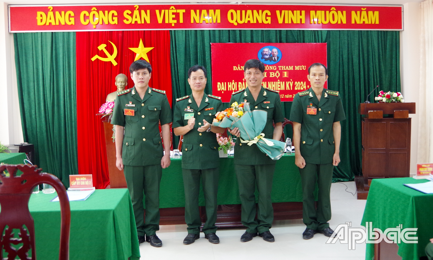 Cấp ủy Chi bộ 1, Đảng bộ cơ sở Phòng Tham mưu nhiệm kỳ 2024 - 2027 nhận hoa chúc mừng Đại hội.