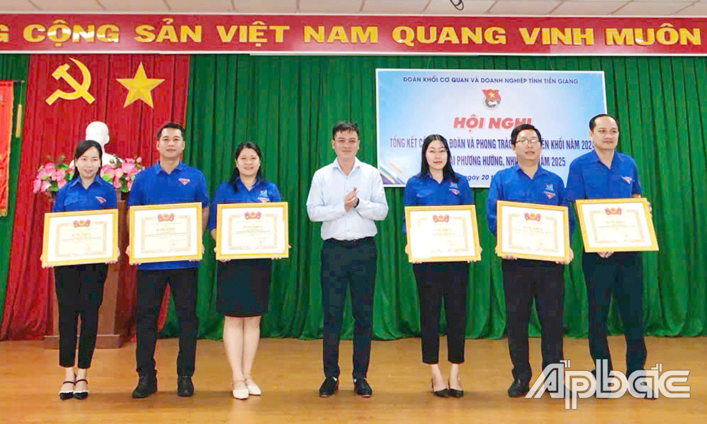 Phó Bí thư Tỉnh đoàn Nguyễn Thành Luân tuyên dương các các tập thể, cá nhân có thành tích.