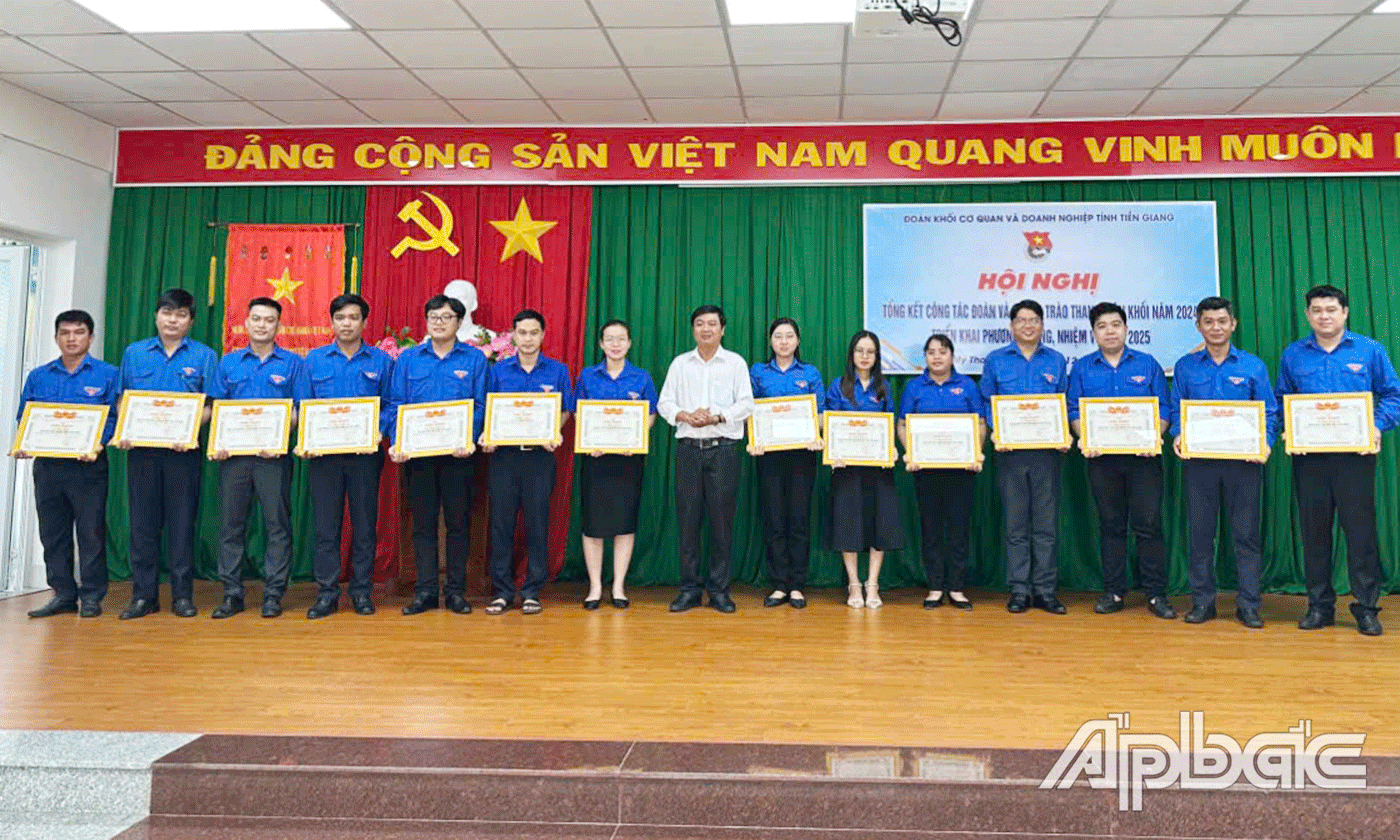Phó Bí thư Đảng uỷ khối Lê Tấn Sơn tuyên dương các các tập thể, cá nhân có thành tích.