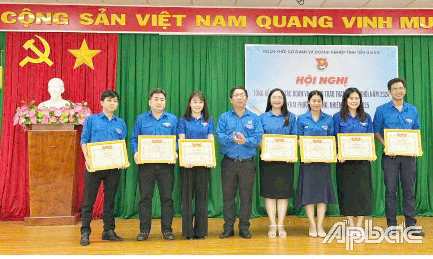 Bí thư Đoàn khối Nguyễn Xuân Phúc tuyên dương các các tập thể, cá nhân có thành tích.