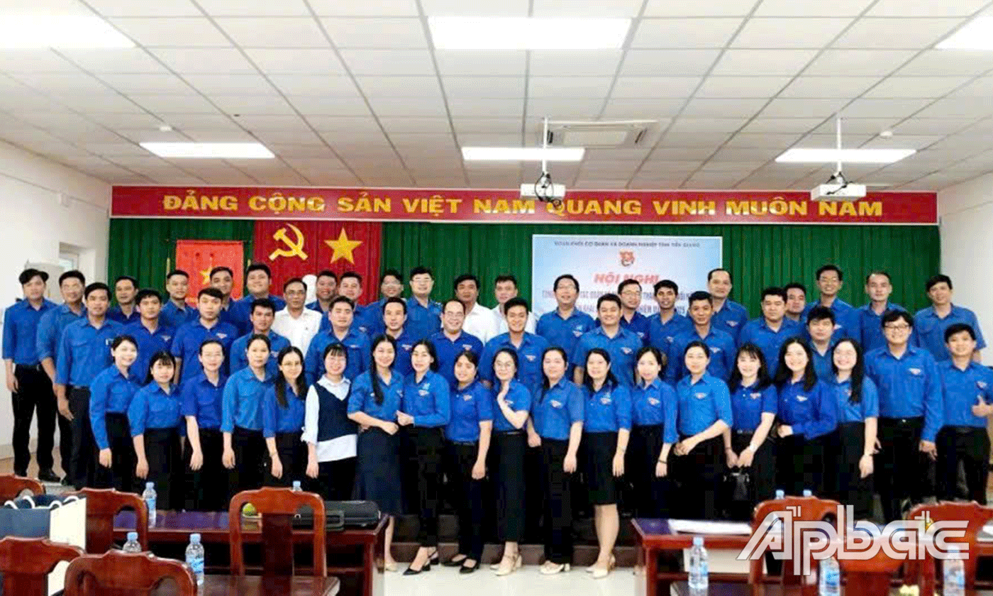 Đại biểu chụp ảnh lưu niệm.