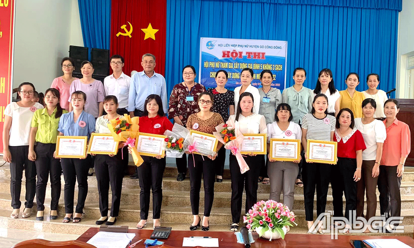 Hội Phụ nữ huyện thường xuyên tổ chức tuyên truyền, hội thi phụ nữ tham gia xây dựng 5 không 3 sạch, chung tay xây dựng NTM.