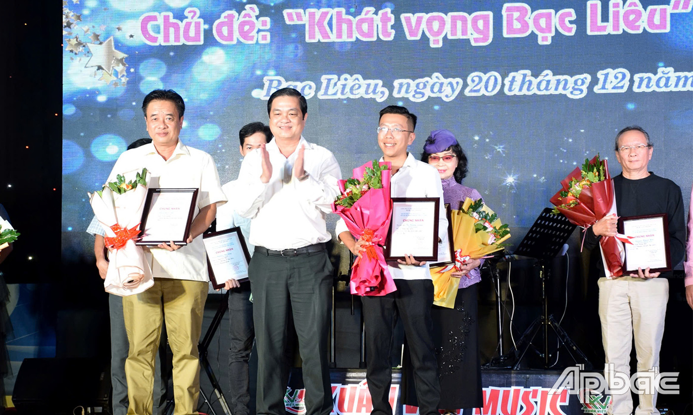 Ban tổ chức tao giấy chứng nhận cho tác giả đoạt giải Nhì