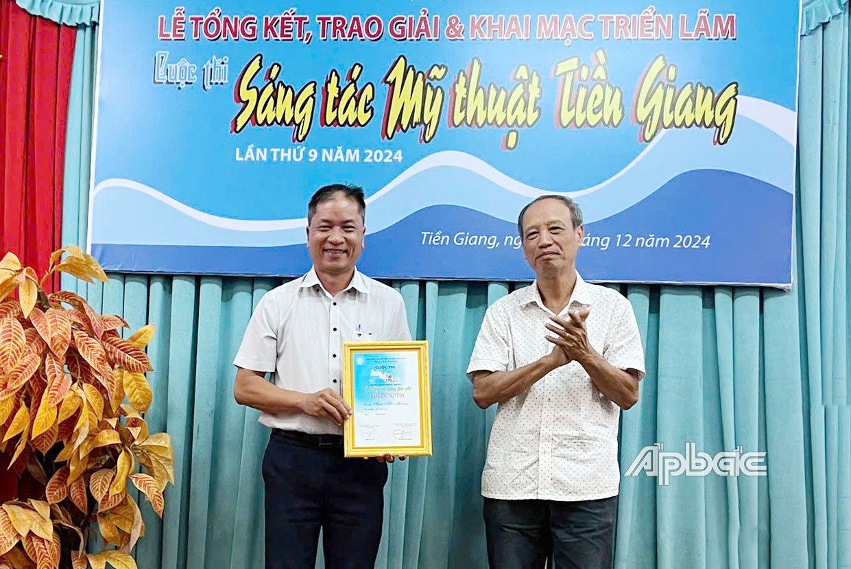 Hoạ sĩ Nguyễn Trung Tín trao giải Nhất