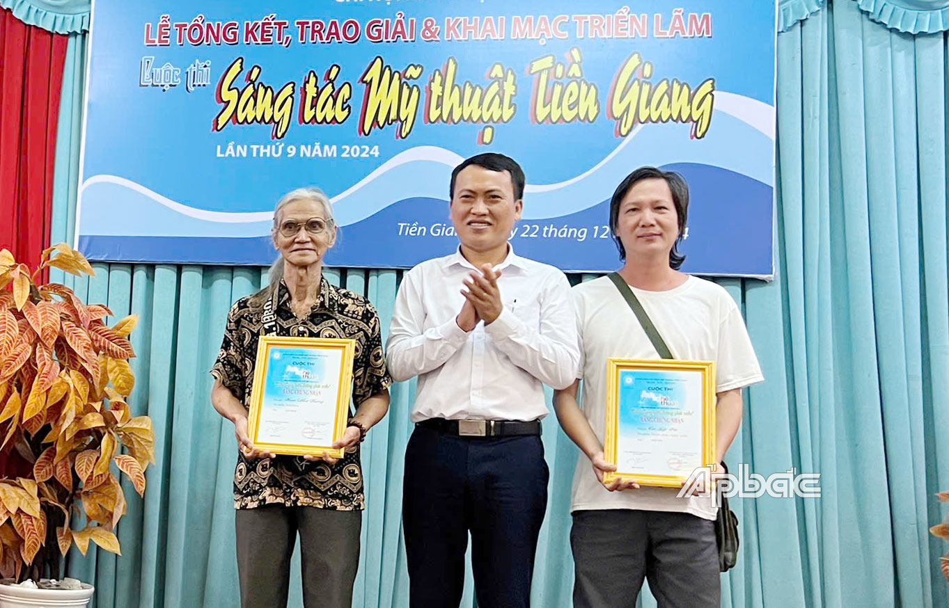 Nhà thơ Trương Trọng Nghĩa trao giải Nhì