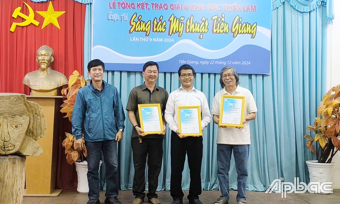 Hoạ sĩ sĩ Hồ Minh Quân trao giải Ba,