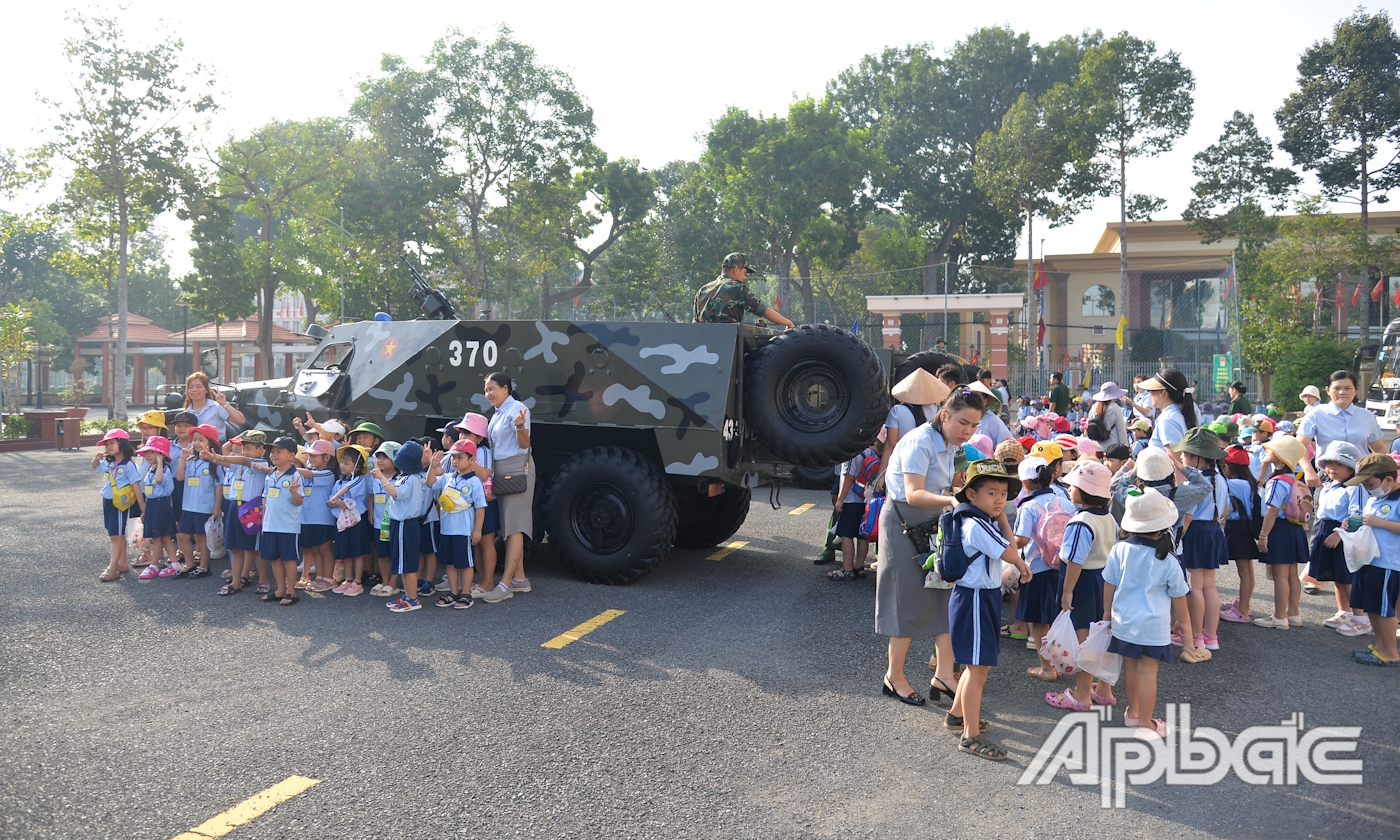 Các cháu thiếu nhi tham quan xe thiết giáp.