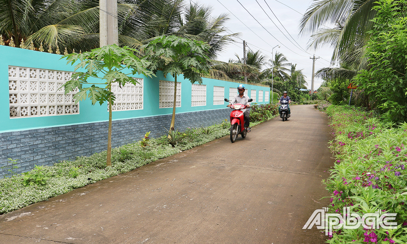 Các tuyến đường trên địa bàn huyện được đầu tư khang trang, sạch đẹp.