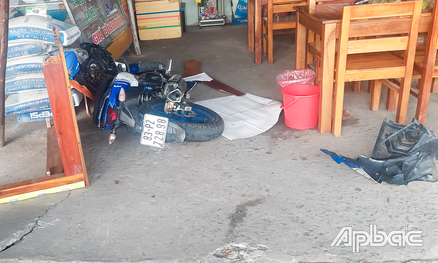 Phương tiện lao vào quán ăn ven đường, cách hiện trường khoảng 30m.