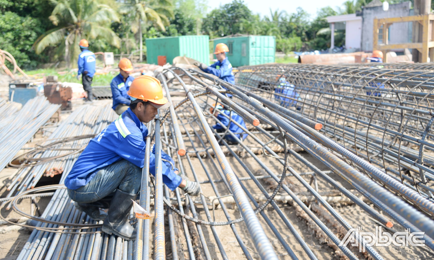 Công trường nhộn nhịp thi công.