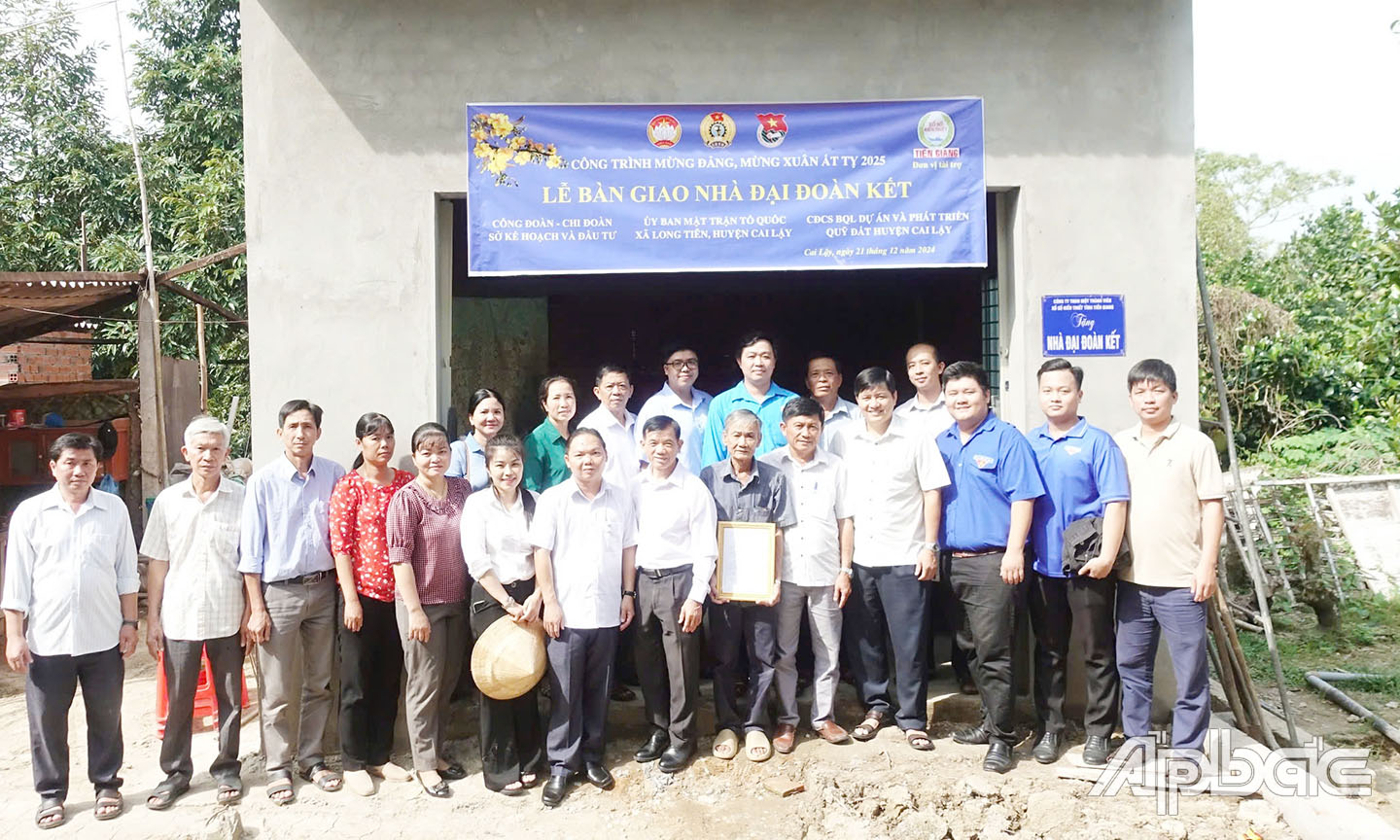 Bàn giao nhà đại đoàn kết chi gia đình ông Nguyễn Minh Trí