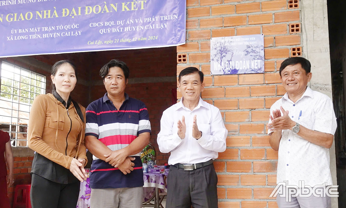 Bàn giao nhà đại đoàn kết cho gia đình anh Đỗ Văn Út.