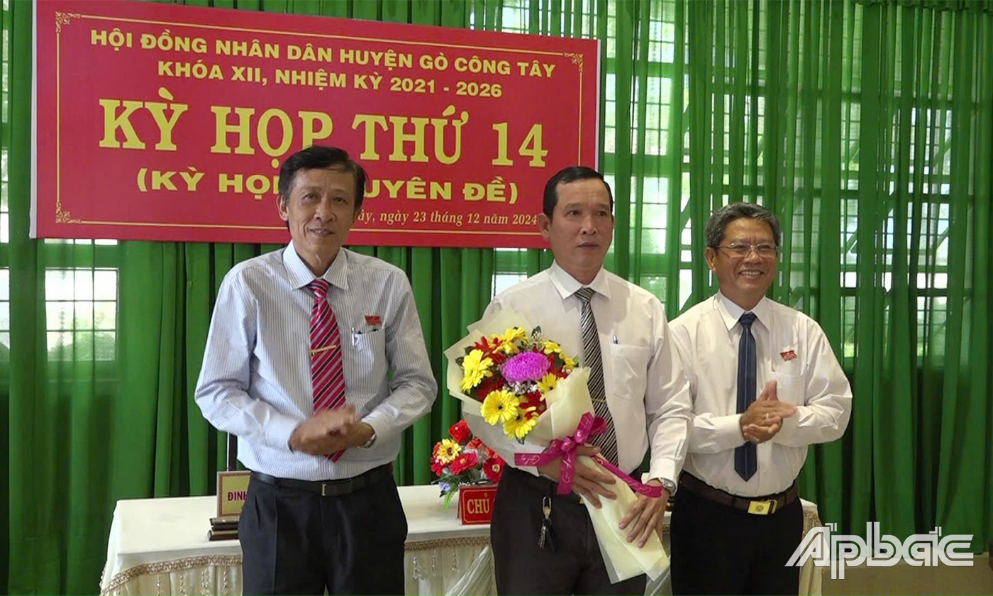 đồng chí Đinh Tấn Hoàng, Tỉnh ủy viên, Bí thư Huyện ủy, Chủ tịch HĐND huyện; đồng chí Trần Quốc Bình, Phó Bí thư Thường trực Huyện ủy; đồng chí  Huỳnh Thanh Bình, 