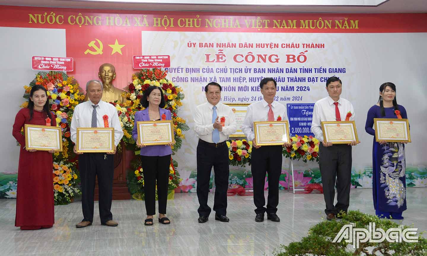 Đồng chí Phạm Văn Trọng trao bằng khen của UBND tỉnh cho các cá nhân có thành tích xuất sắc trong xây dựng xã Tam Hiệp đạt chuẩn NTM kiểu mẫu. 