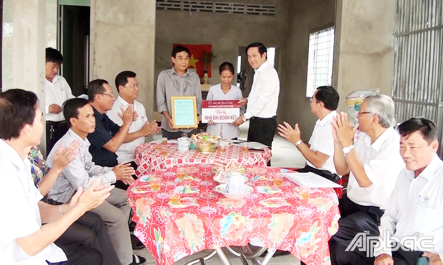 Hội LHPN huyện vận động xây nhà cho phụ nữ nghèo xã Nhị Bình.