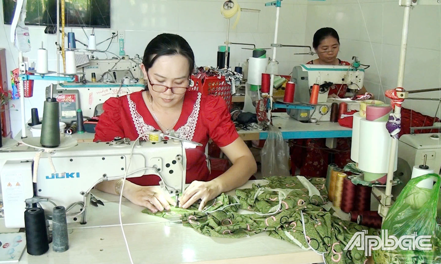 Hội viên, phụ nữ xã Đông Hòa được vay vốn ưu đãi để đầu tư sản xuất.