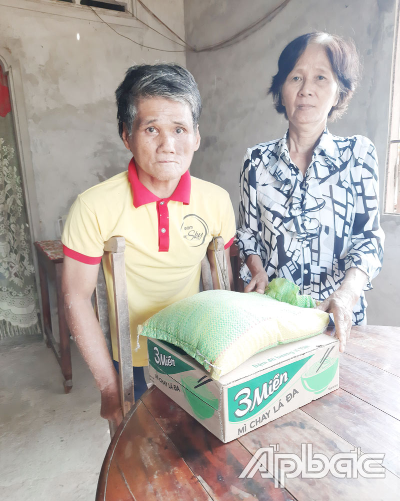 Bà Nguyễn Thị Mỹ Tiên thăm hỏi, tặng quà cho NNCĐDC Huỳnh Văn Y,  xã Phú Thạnh.