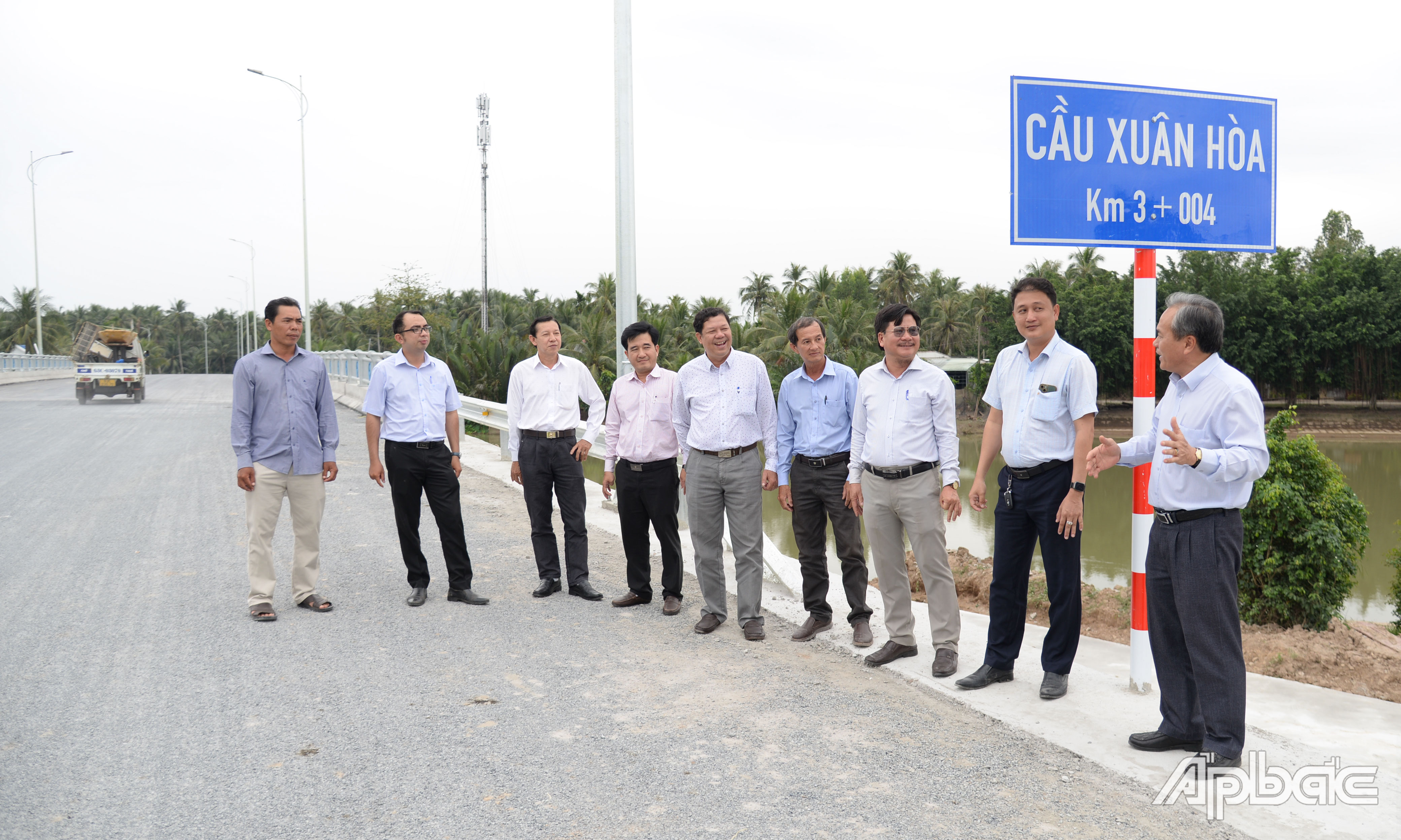 Ban QLDA giao thông và các đơn vị liên quan tiến hành nghiệm thu gói thầu tại đoạn do Công ty TNHH Thương mại Xây dựng Thiên Thuận thi công.