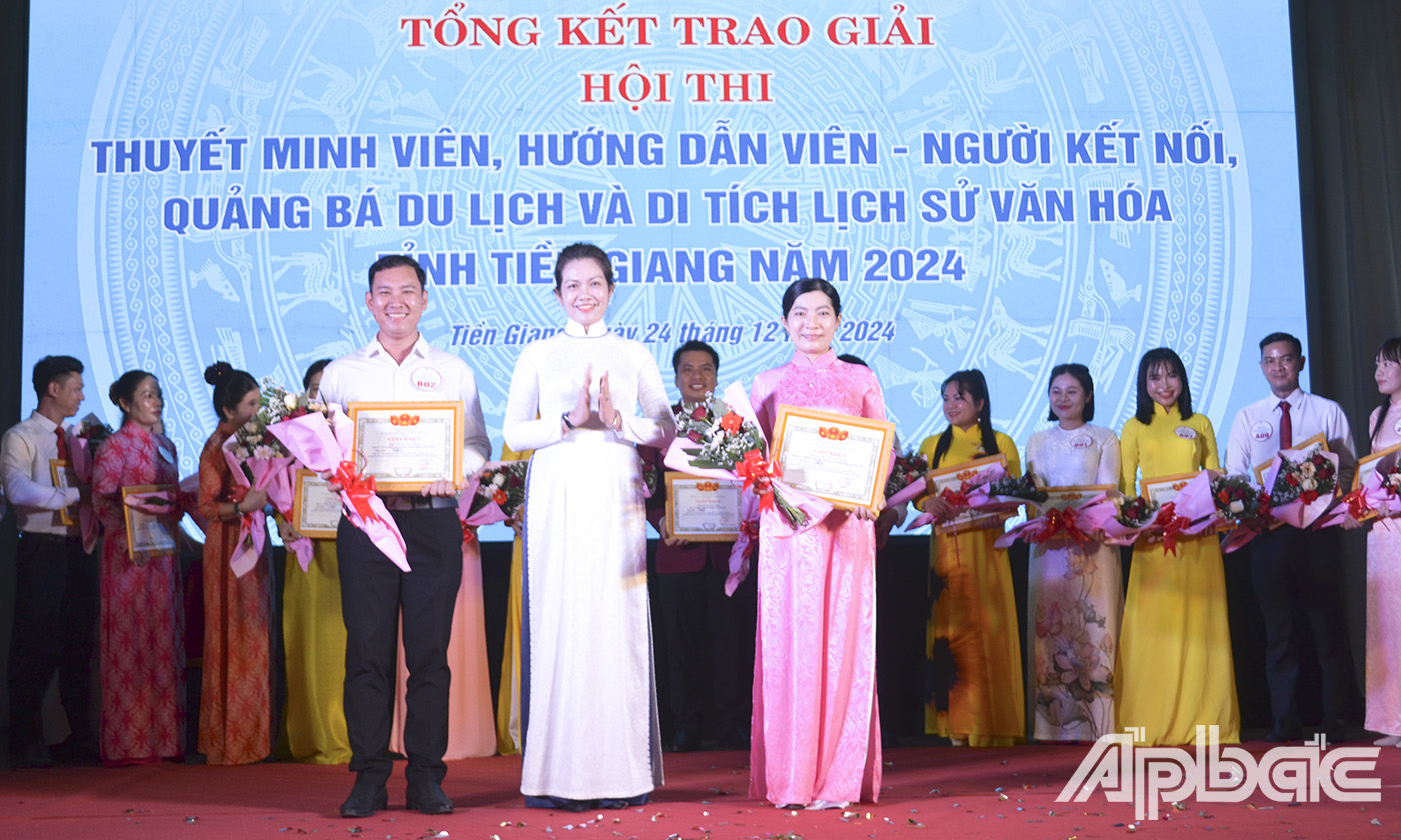 Giám đốc Sở VHTT&DL Nguyễn Thị Uyên Trang trao giải nhất cho 2 thí sinh đoạt giải.