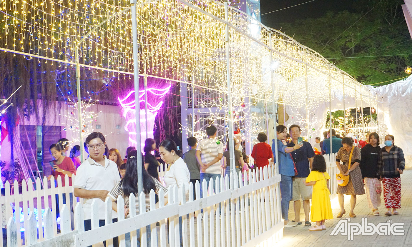 Nhà thờ Nữ Vương hoà bình (TP Mỹ Tho) được trang trí lung linh, đẹp mắt chào đón Giáng sinh năm 2024