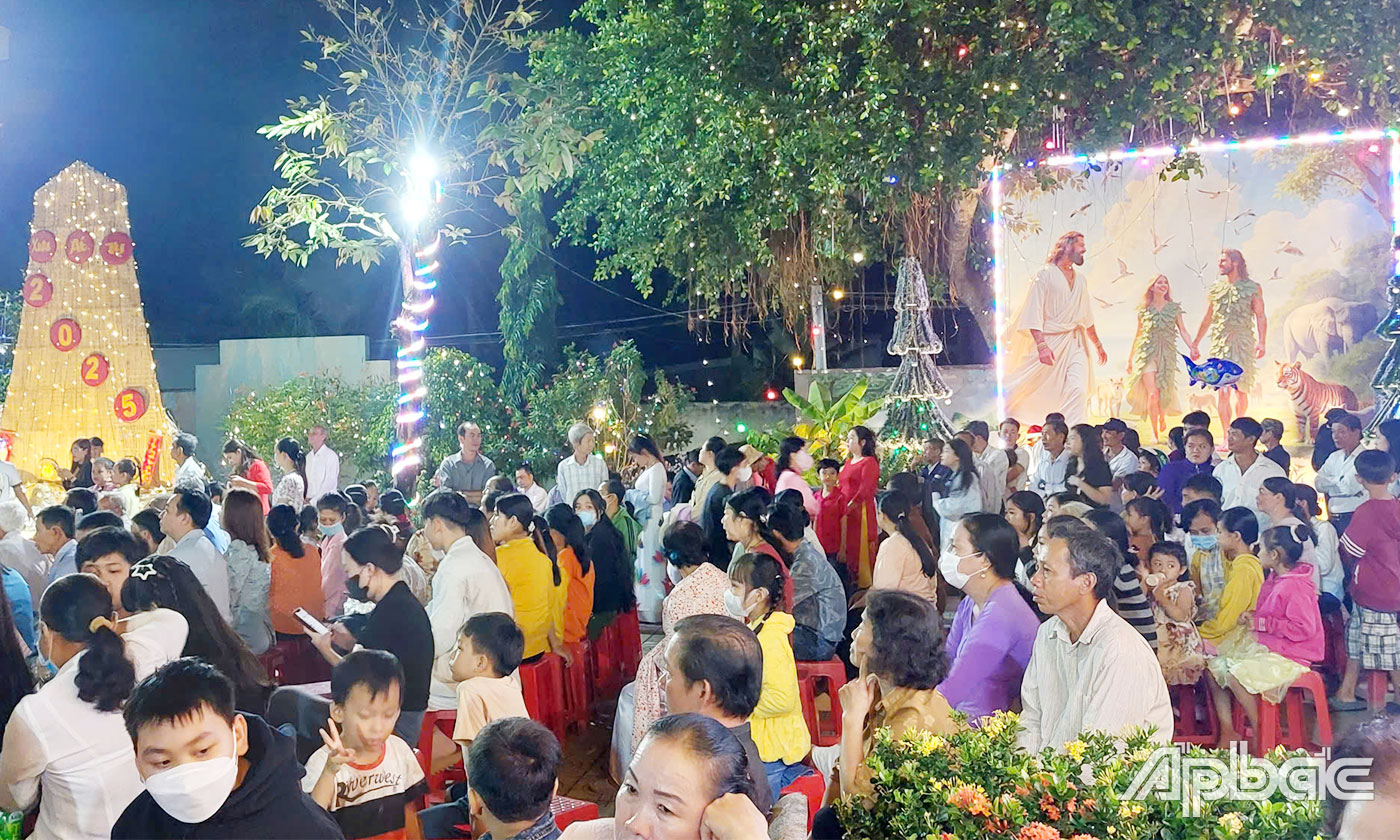 Đông đảo bà con đến Nhà thờ Giáo xứ Thủ Ngữ dự lễ, vui chơi