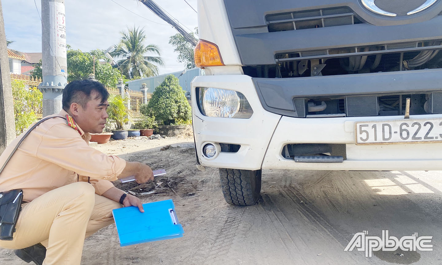 Lực lượng CSGT Châu Thành điều tra nguyên nhân vụ việc.