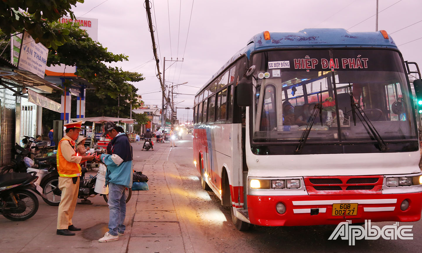 Một số nhà xe vẫn chưa dán số thứ tự và đi không đúng tuyến.
